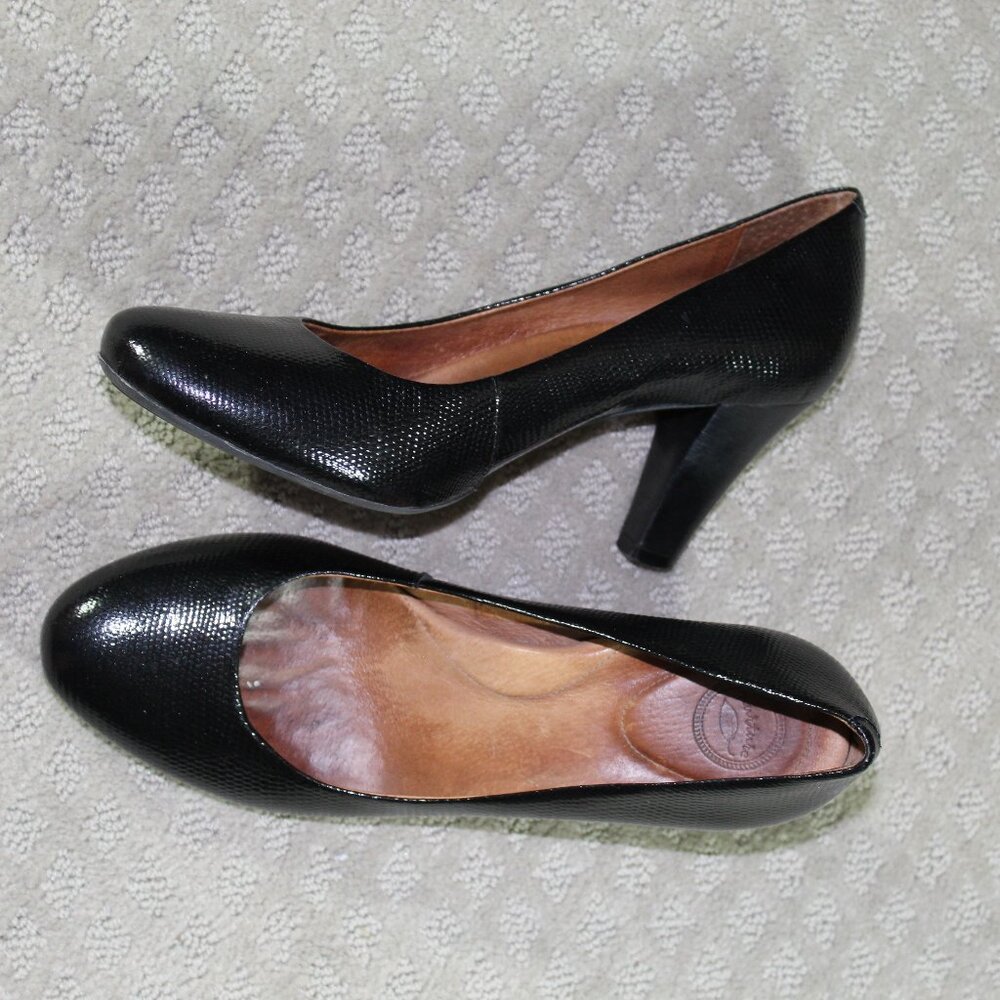 Women's Sz 10M Nurture Black Embossed Round Toe 3" Heels